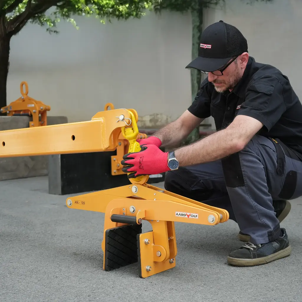 Scissor-Clamp-Lifter-ASL125-working-1.webp