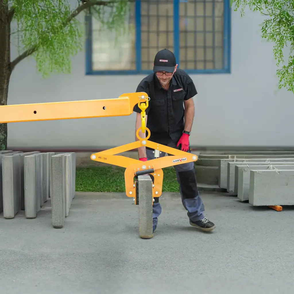 Scissor-Clamp-Lifter-ASL125-working-2.webp