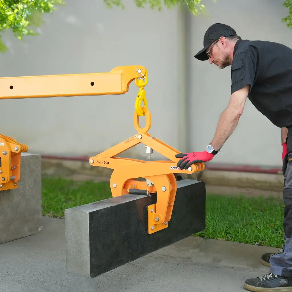 Scissor-Clamp-Lifter-ASL200-working-2.webp