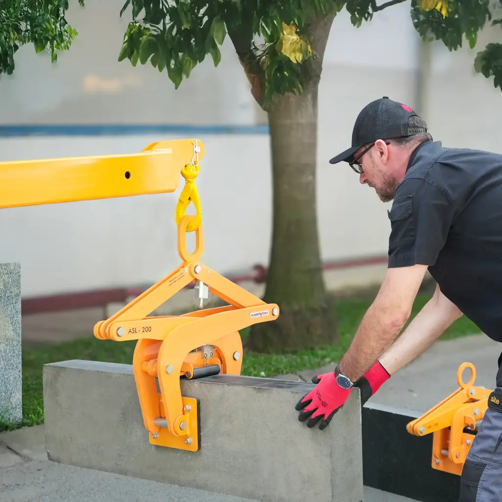 Scissor-Clamp-Lifter-ASL200-working-3.webp